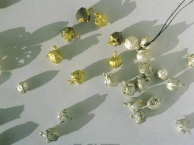 anhaenger-silber-gold-flachskapseln-anna-eichlinger-800w