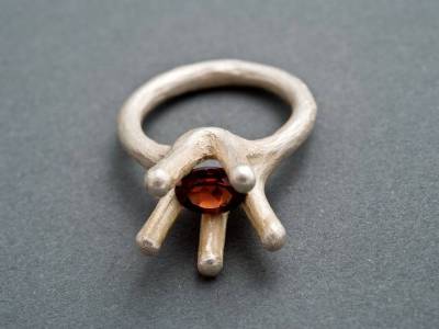 aufgehende-bluete-ring-silber-granat-anna-eichlinger-800w
