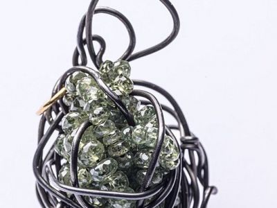 autorenschmuck-anhaenger-eisen-turmalin-gewickelt-anna-eichlinger-800w