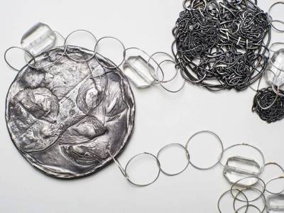 autorenschmuck-kette-silber-eisen-bergkristall-anna-eichlinger-800w