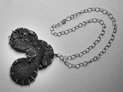 die-denkende-haut-the-perfect-sense-ihm-schmuck-2018-autorenschmuck-anhaenger-lunar-orbit-1-anna-eichlinger