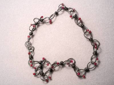 kette-eisen-gewickelt-granat-anna-eichlinger-800w