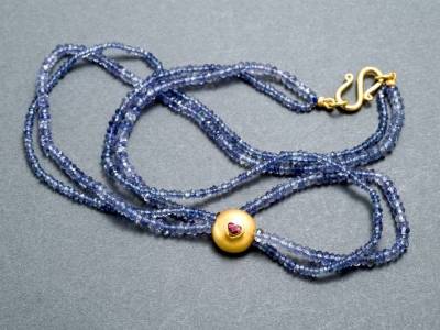 kette-gold-iolith-rubin-anna-eichlinger-800w