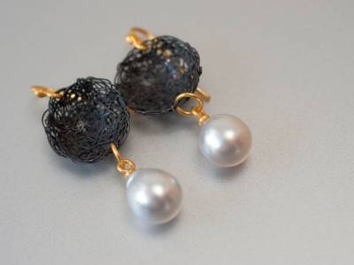 ohrschmuck-gold-eisen-tahitiperlen-weiss-anna-eichlinger-800w