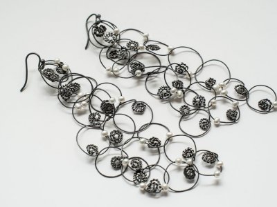 ohrschmuck-schwarz-weiss-bkv-ausstellung-2015-goldschmiedin-anna-eichlinger.jpg