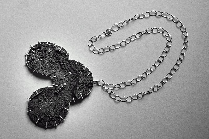 die-denkende-haut-the-perfect-sense-ihm-schmuck-2018-autorenschmuck-anhaenger-lunar-orbit-1-anna-eichlinger