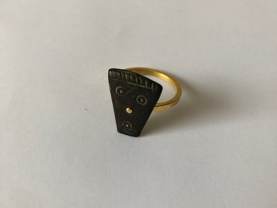 archaeoptermix-schmuckausstellung-2023-anna-eichlinger-gesicht-mit-goldener-nase